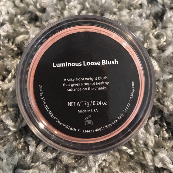 Studio Makeup Luminous Loose Blush - Picture 2 of 4